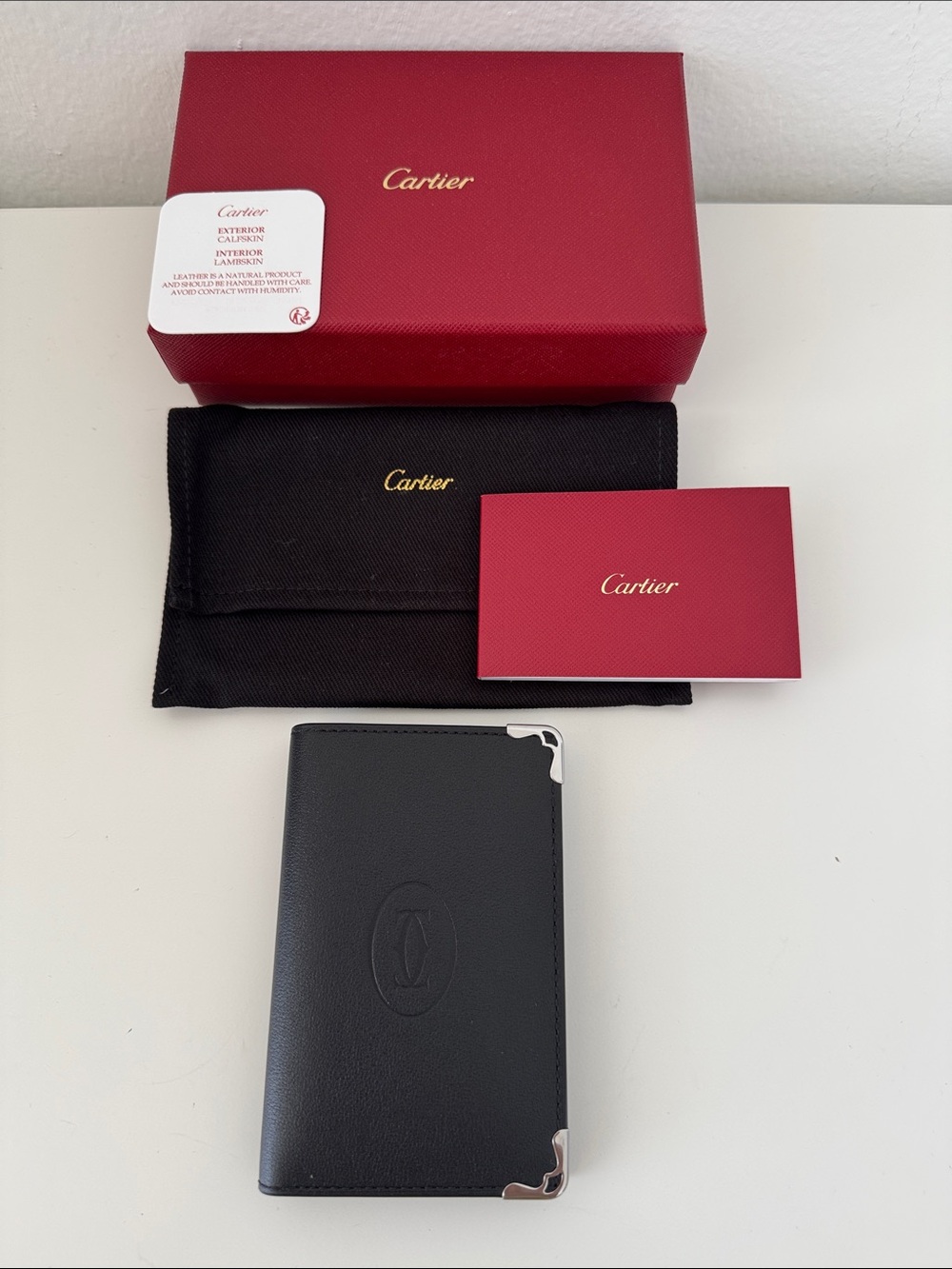 Cartier Must 4 CC holder in black and burgundy leather, unisex. CRL3001370